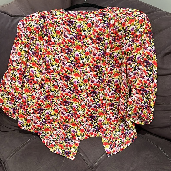 Floral top the buttons in the back size small - Picture 2 of 2